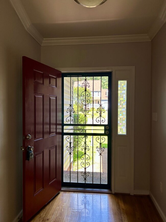 Building Photo - Charming 4 Bedroom, 2.5 Bath Home – Single...