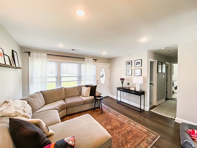 Foto del edificio - Immaculately Renovated 3 Bedroom 1.5 Bathr...