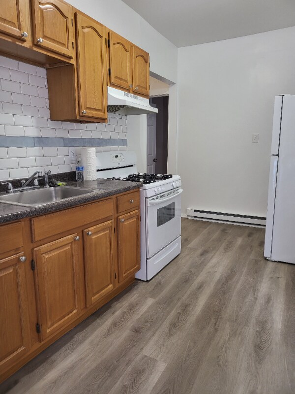 Building Photo - 431 E Walnut Ln
