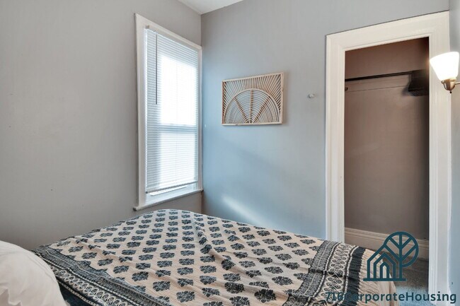 Building Photo - Furnished 3-Bedroom Carriage House on Bird Ave