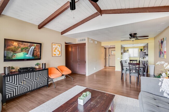 Building Photo - AVAILABLE NOW!! 2 Bed 2 Bath Fully Furnish...