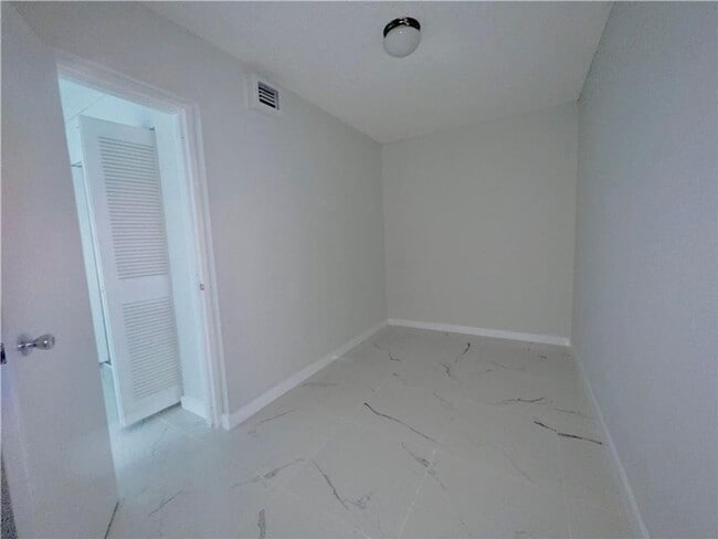 Foto del edificio - 701 N Pine Island Rd