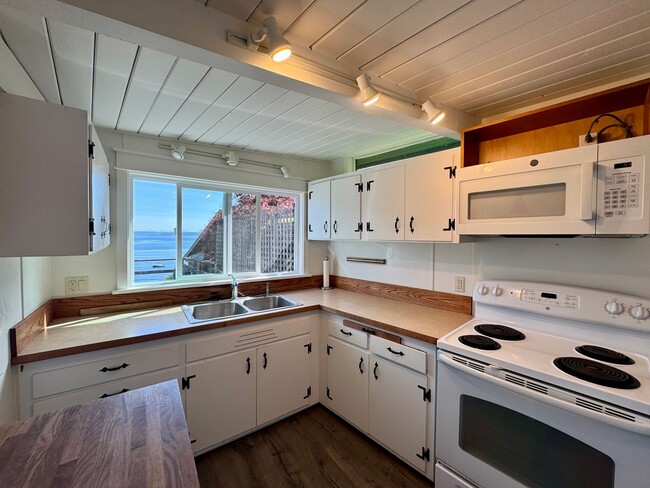Building Photo - enchanting one bedroom beach cottage available now.....
