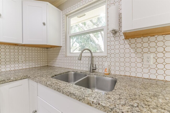 Foto del edificio - 2502 Drummer Dr