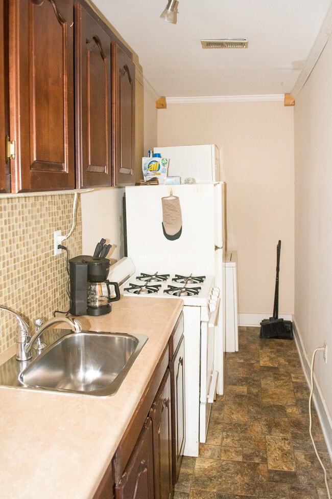 Building Photo - Fully Furnished Downtown Apartment