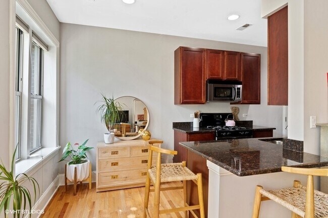 Building Photo - 5402 North Kenmore,-2E