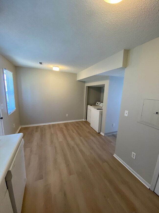 Building Photo - 1636 E Pleasant View Drive