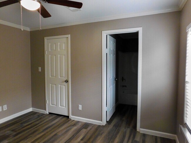 Building Photo - 154 Varsity Dr