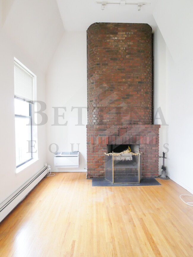 Interior Photo - 404 East 80th Street