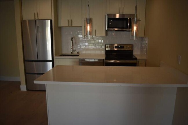 Building Photo - 2 bedroom in Oakland CA 94606