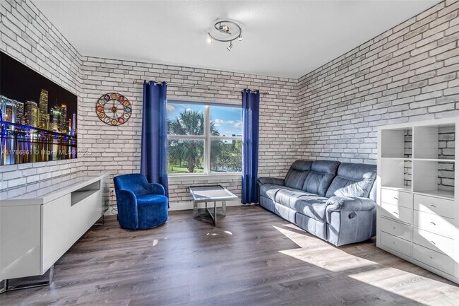 Foto del edificio - 3813 Greenway Dr