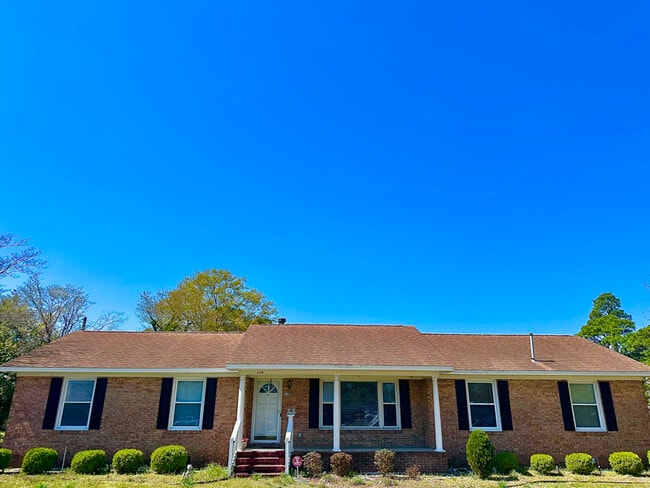 Building Photo - 639 N College Rd