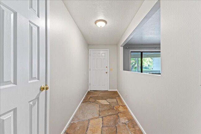 Foto del edificio - North End 3 Bedroom 2 Bathroom Home