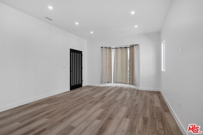 Building Photo - 7526 S Hobart Blvd