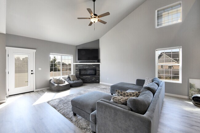 Building Photo - 7433 Saddlebrook Loop
