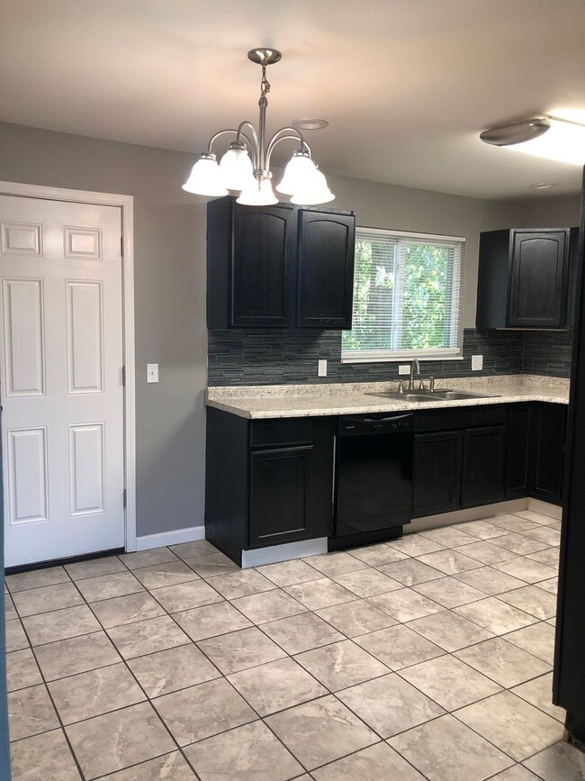 Foto del edificio - 3 Bedroom 1 Bath Beautifully Updated Home in Florissant, MO.