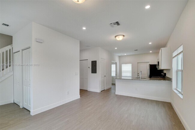 Building Photo - 4559 Gulfstream Rd