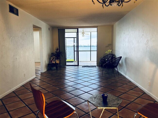 Foto del edificio - 111 Lake Emerald Dr