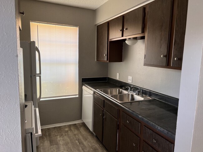 Building Photo - 622 Crestbrook