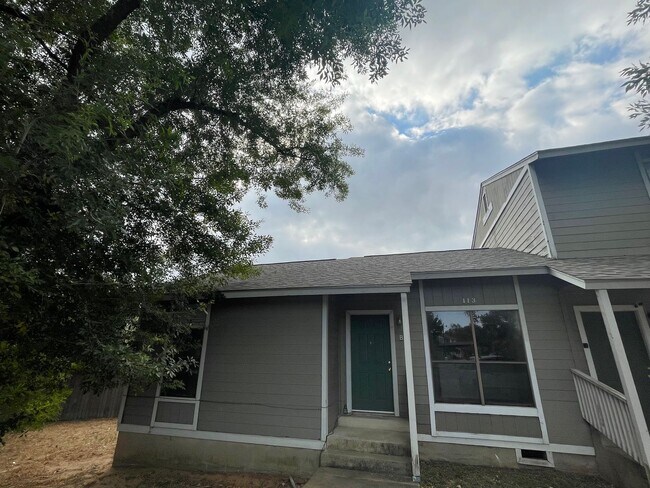 Foto del edificio - Cosy 2-1 1/2 with a great yard!