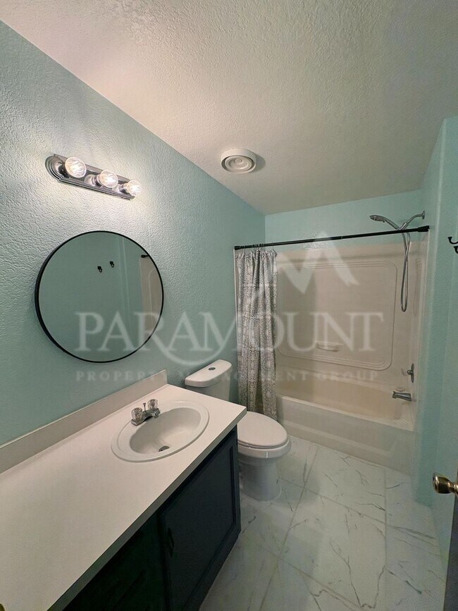 Building Photo - Spacious 3 Bedroom 2 Bathroom with yard space!