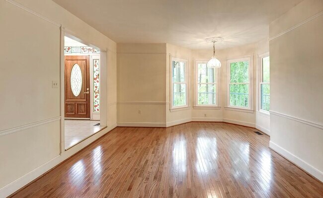 Foto del edificio - 6814 Braddock Rd