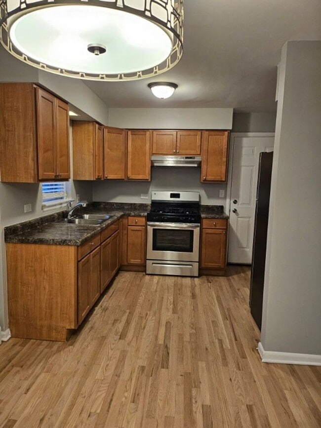 Building Photo - 5858 W Diversey Ave