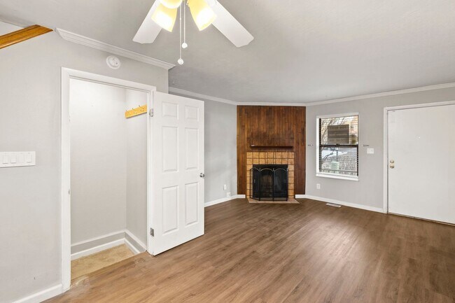 Building Photo - 2BD/2BA West Side Townhome