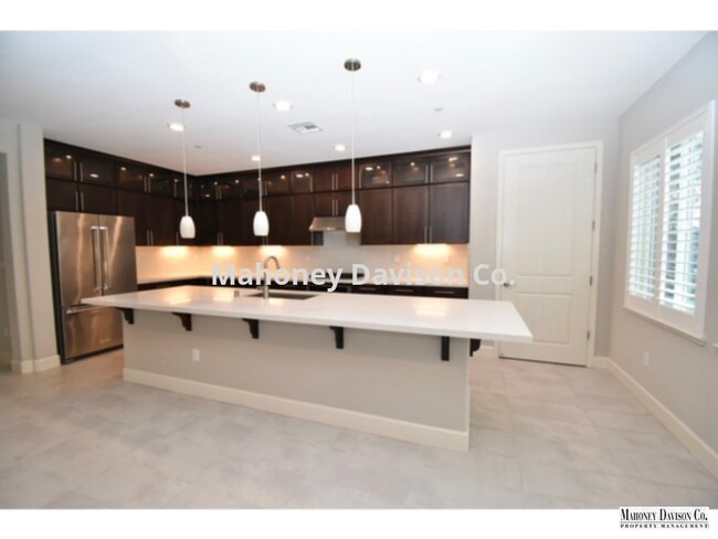 Building Photo - Blt in 2019, former model home, 4 bdrm + l...
