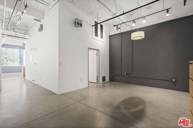 Building Photo - 1130 Flower St