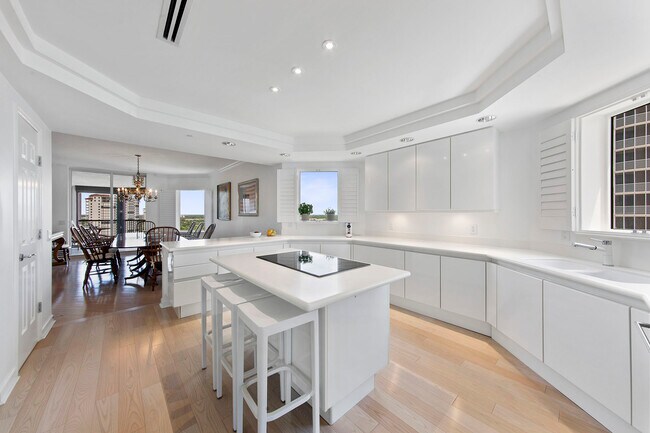 Foto del edificio - 8473 Bay Colony Dr