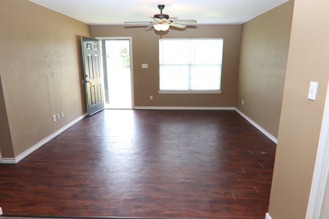 Building Photo - 607 Dupont Dr
