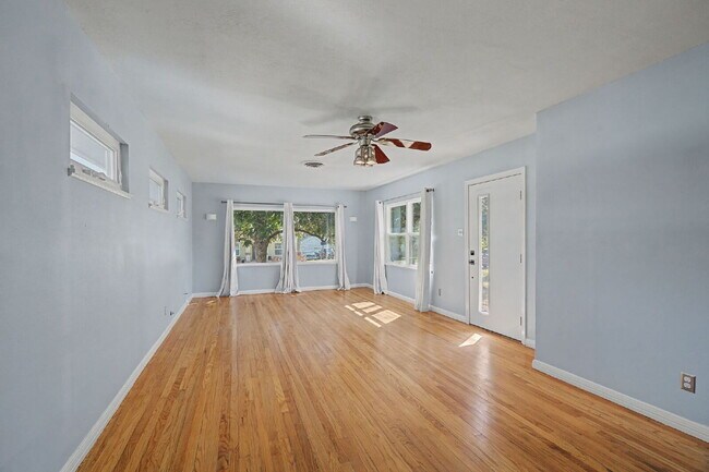 Foto del edificio - "Charming 1951 3-bedroom, 2-bath Classic with Modern Kitchen Updates & Spacious Backyard!"