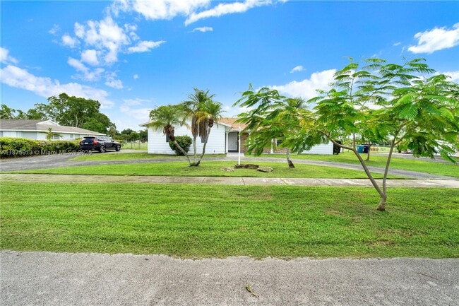 Building Photo - 15425 Palmetto Lake Dr