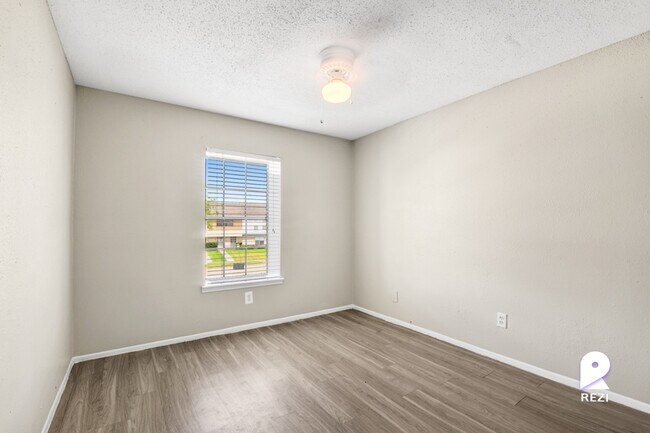Building Photo - 11810 Algonquin Dr