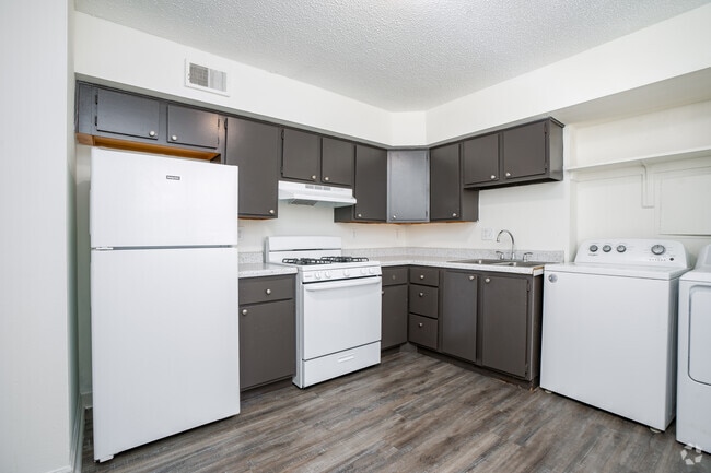 3BR, 1BA - 1,003SF - Kitchen - SkyView