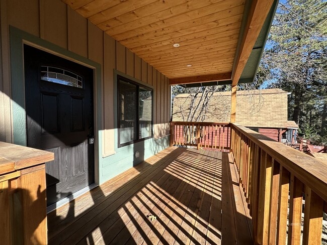 Building Photo - Newer 2 Bedroom Home