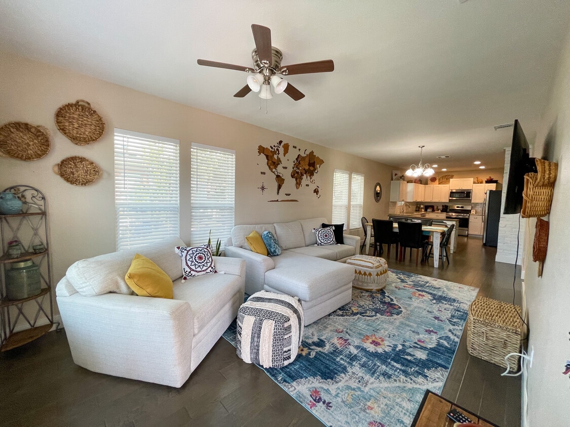 Open concept living room, dining room, and kitchen. - 422 S Olive St (San Antonio, TX)