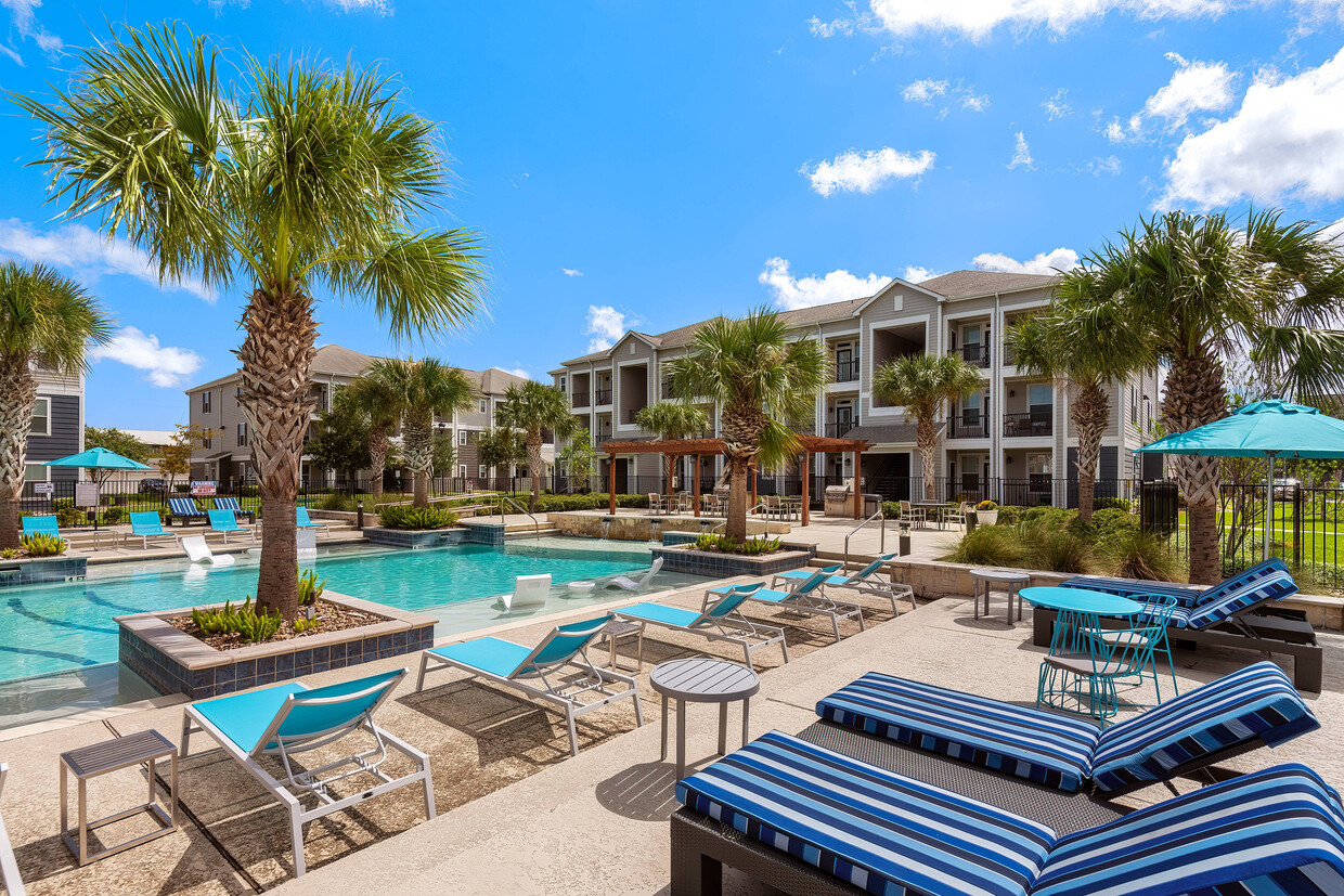 Resort-Style Swimming Pool with In-Pool Loungers at The Retreat, Corpus Christi, TX - The Retreat Corpus Christi