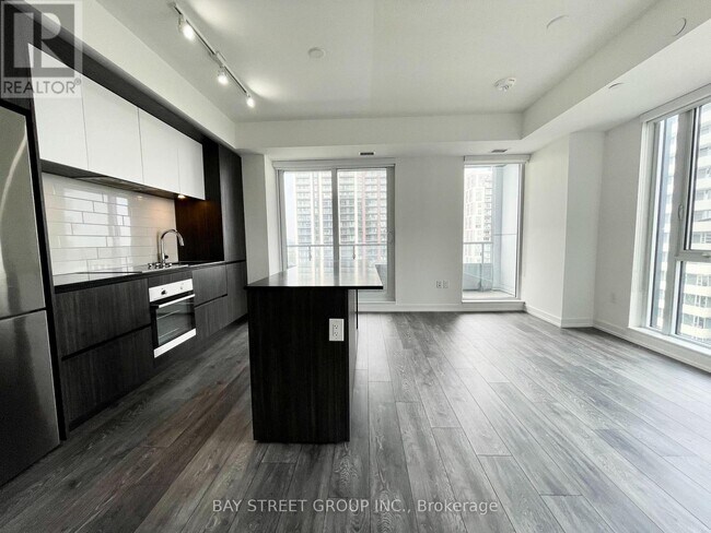 Building Photo - 225 Sumach St