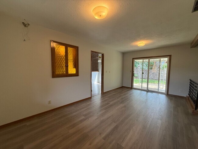Building Photo - Bright & Beautiful 3-Bedroom Beaverton Home with A/C, Washer & Dryer, and Tons of Storage!