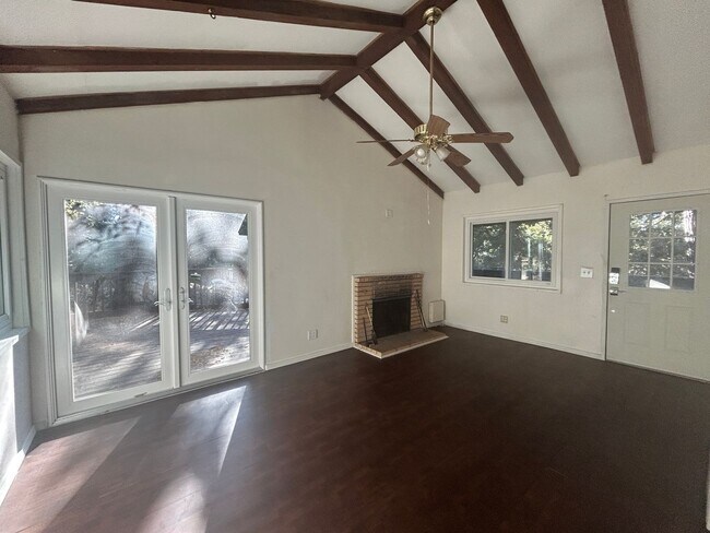 Foto del edificio - 23796 Skyland Dr