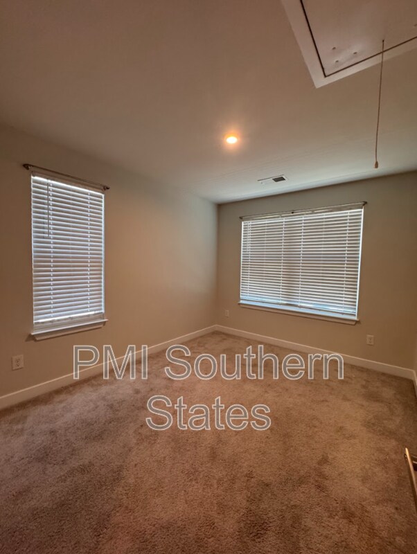 Building Photo - 123 Roundtree Dr
