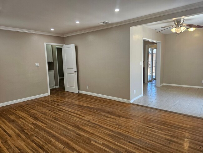 Foto del edificio - 4 Bedrooms and 3 Bathrooms in Winnetka