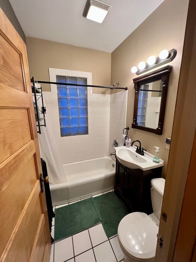 Main floor bath - 868 Pascal St N