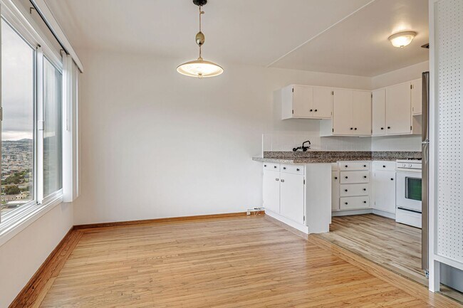 Foto del edificio - Charming Two-Bedroom Home in Miraloma Park - Please Contact for Showing Availability!