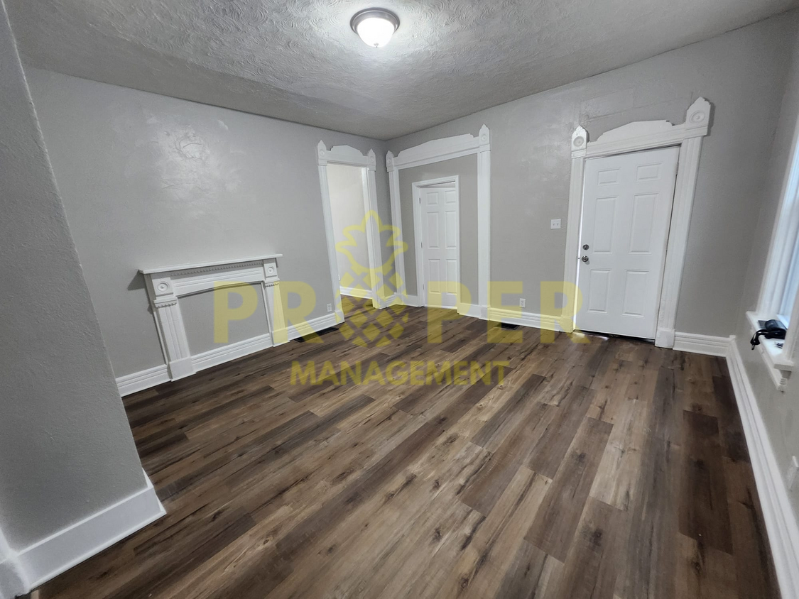 Primary Photo - Large 4/5 Bed 2 bathroom single family hom...