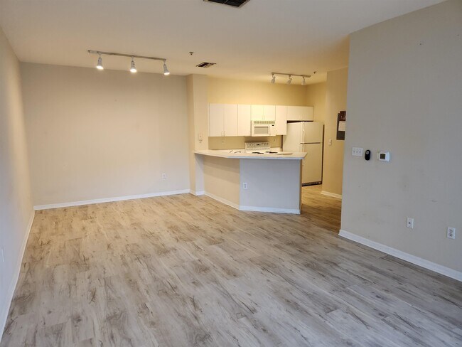 Building Photo - 560 Florida Club Blvd