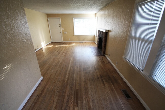 Building Photo - BEAUTIFUL 2 BED, 1 BATH SEATTLE HOME FOR R...