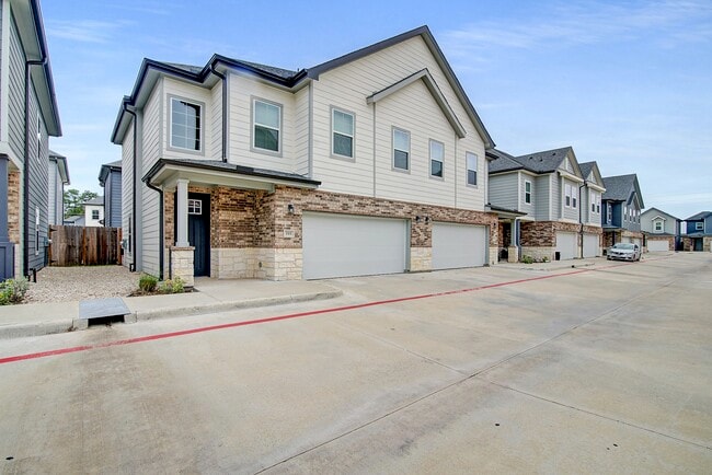 Foto del edificio - 28325 Birnham Woods Dr